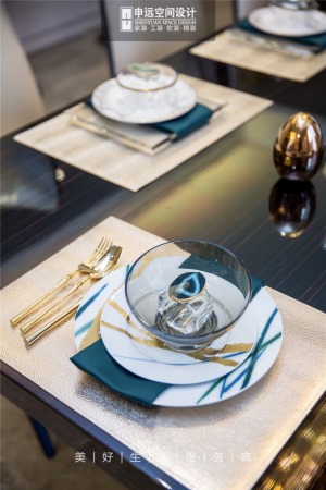 餐桌上的精美餐具在水晶灯的照射下，整体精致奢华又不失温馨。