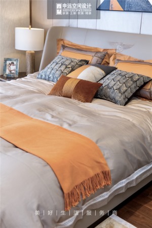 床的主色为大象灰，被套等也选择与其相近的灰色，而枕头和床尾巾选用了橙色，包括窗帘也是酒红与灰色相拼