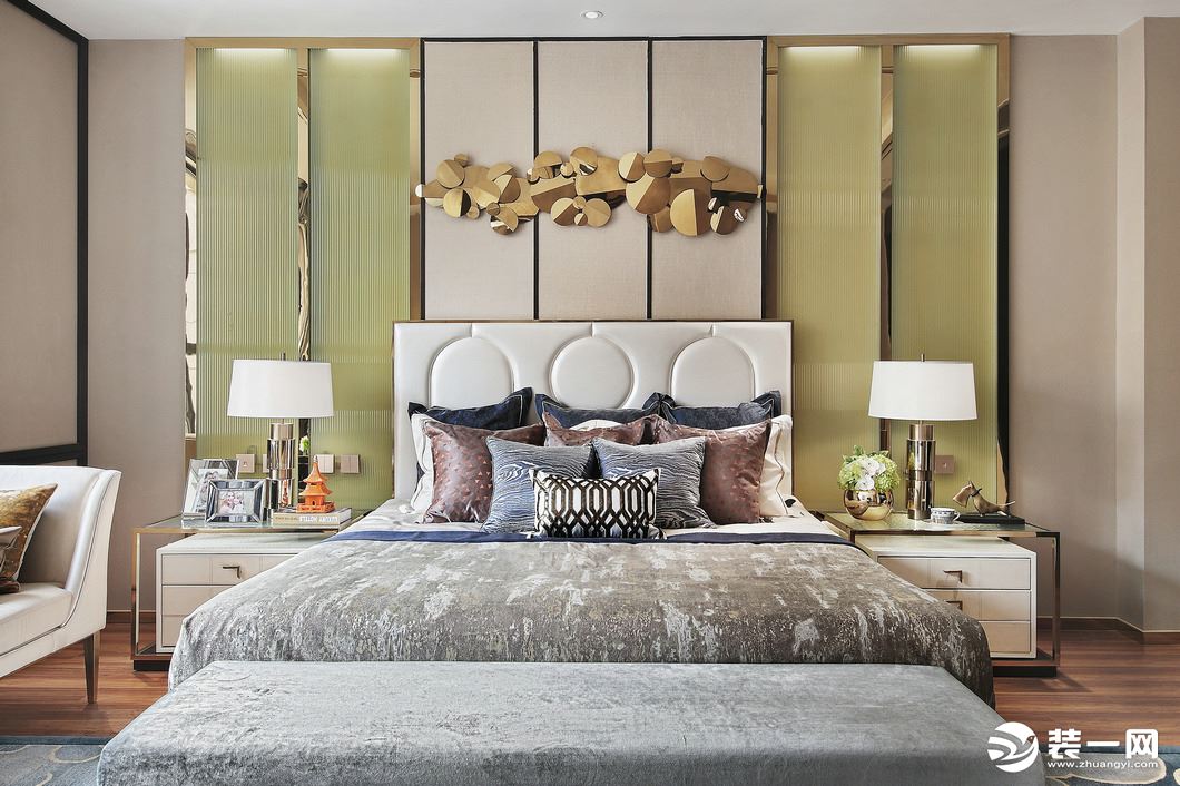卧室以森系色调为主，自然清新，营造出更加放松而舒适的休息环境。浅色系的床头背景墙与深色的床品形成色彩