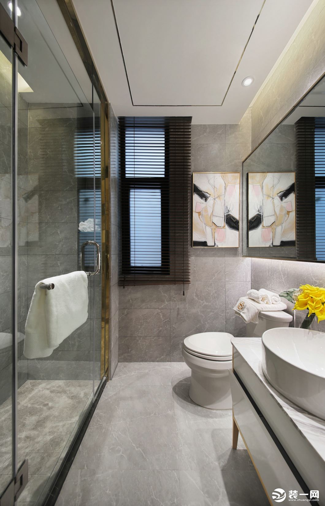 淋浴间的透明设计，既实现了干湿分离的功能区划分，又让卫生间显得更加通透明亮，有效缓解了干区湿区分割。