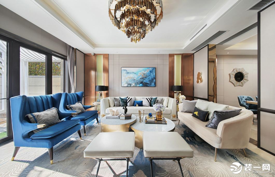 客厅以白色与香槟色为基础色调，让客厅风格显得干净明快，灵动的金属光泽巧妙地塑造了客厅的空间感