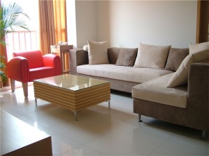 纯色沙发，冷暖灯光的搭配。