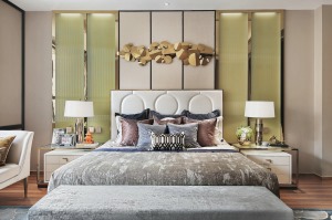 卧室以森系色调为主，自然清新，营造出更加放松而舒适的休息环境。浅色系的床头背景墙与深色的床品形成色彩