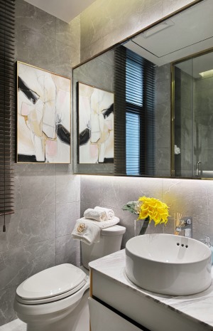 卫生间以灰白色石纹瓷砖为主体，令卫生间显得更加干净整洁，内部空间纹理和谐而淡雅。