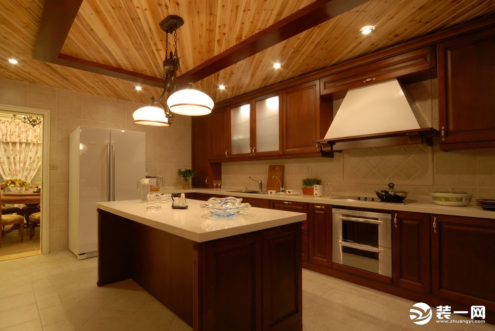 厨房橱柜以实木为主，顶面桑拿板吊顶，色彩沉稳、庄重。