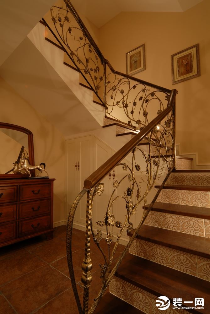 实木楼梯加铁艺扶手是美式风格的一种展示。