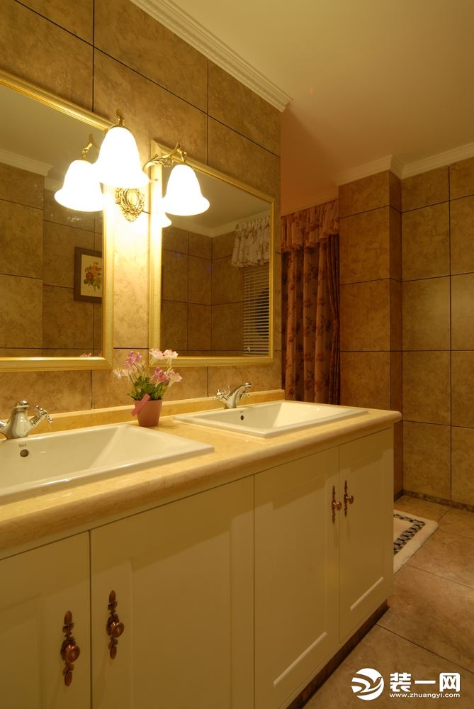 白橡木的浴室柜体、人造石台面配上简单的镜子加美式的镜前灯，使得整体效果和谐不冷