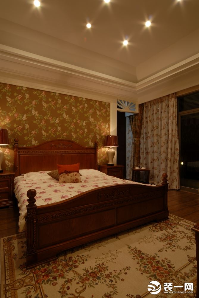 卧室做了一个简单的床头背景，壁纸的颜色床与地板为统一色系，配上简单的吊顶，让人舒适