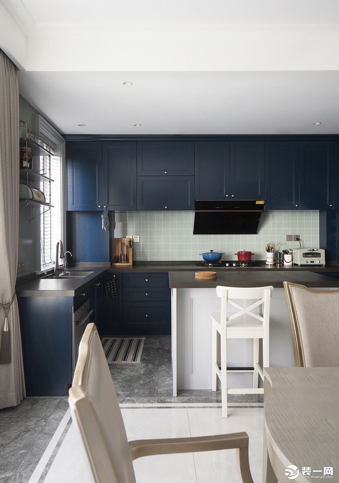厨房：古典蓝主题的开放厨房和岛台，一家人烹饪饮食都在这个区域来实现。流畅的动线和布局保证了强大的收纳