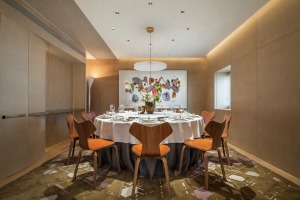 不同色系的餐桌型色，不同的墙面背景，将每一间包间都打造独一无二的专属风味，多重经典