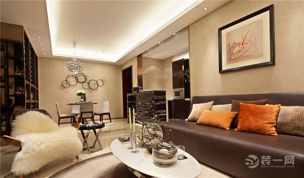 ?客厅，地面采用的抛釉砖具有亮度高、硬度高、吸水率低，等特点。既实用又美观，整体简洁统一的色调，浑然