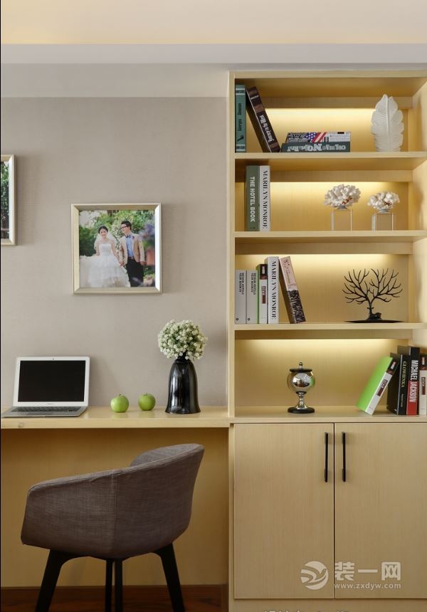 书房作为业主平日里休闲充电的地方，采用了开放式的设计。让其和客厅的链接显得更加自然，整个空间显得开阔