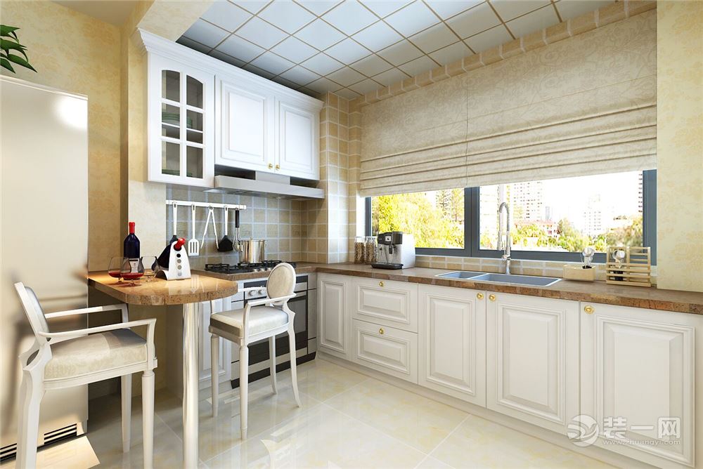厨房的设计采纳了简欧风格特有的白橡木材质，使厨房感觉更加宽敞明亮
