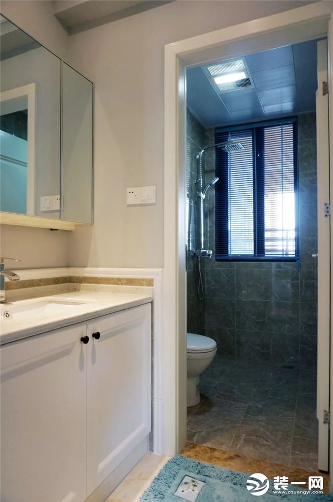 将洗漱区设在卫生间外面，进行了更好的干湿分区，也提高了使用效率。