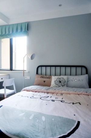 淡粉色的床上用品，配铁艺床架，特别文艺小清新范儿。