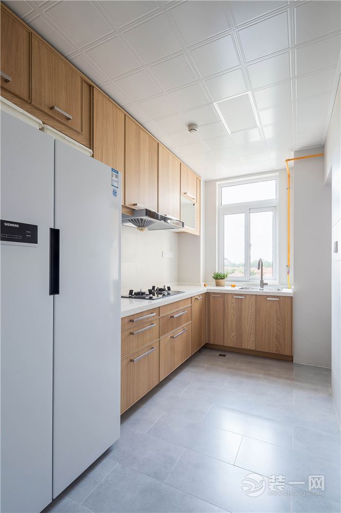厨房，原木色的橱柜搭配灰色地面，清新自然