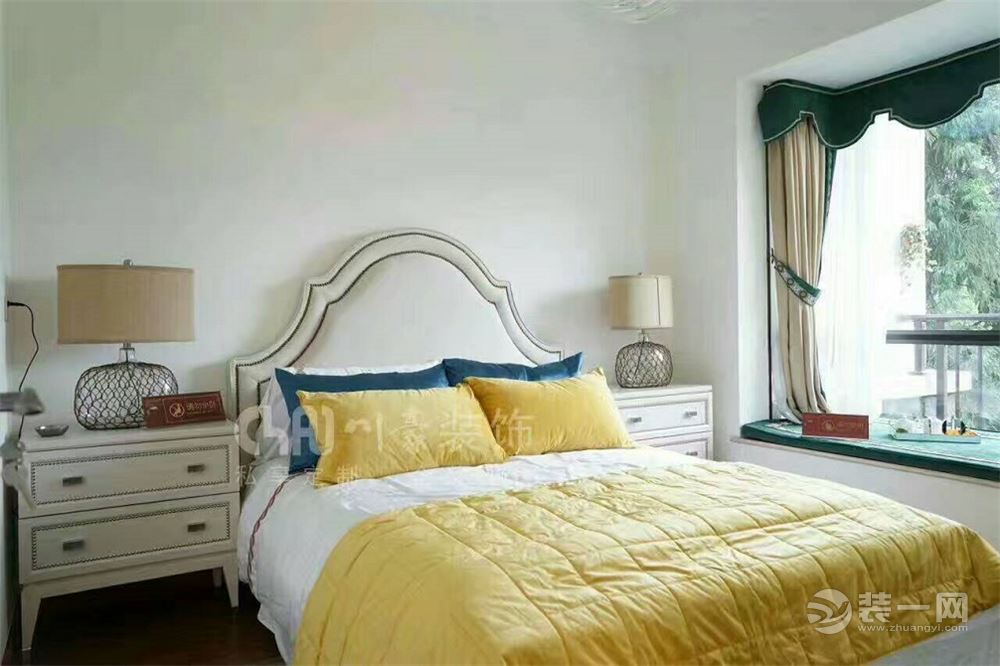 温江装修设计：卧室效果图，单色调的卧室中出现一抹深色调，有着强烈的视觉冲击