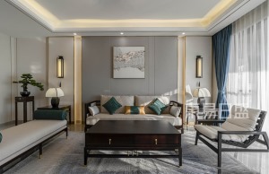 在客厅放一件造型简洁的中式沙发，墙色和沙发我们选同色系搭配，高度和谐浪漫且充满美感。