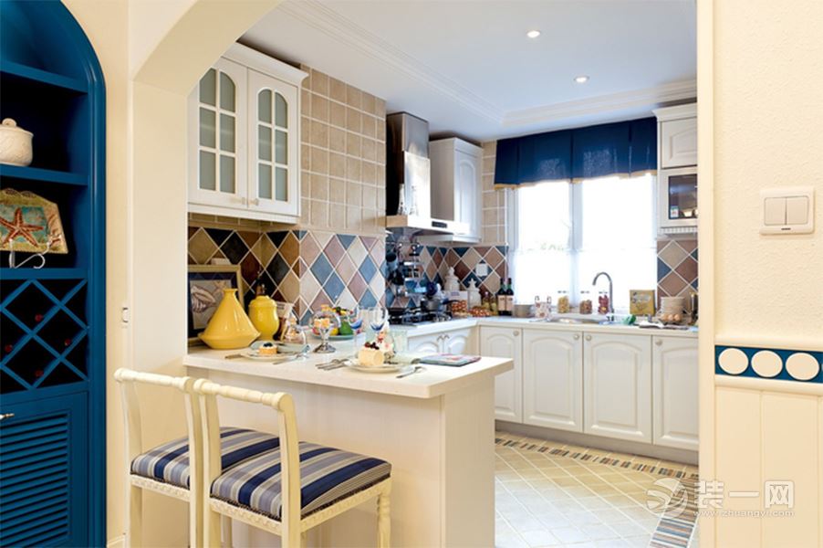 爱琴海的深+厨房+房子的主人希望家里能够像海边一样浪漫，也非常注重细节，所以选择了蓝色系和白色系搭配