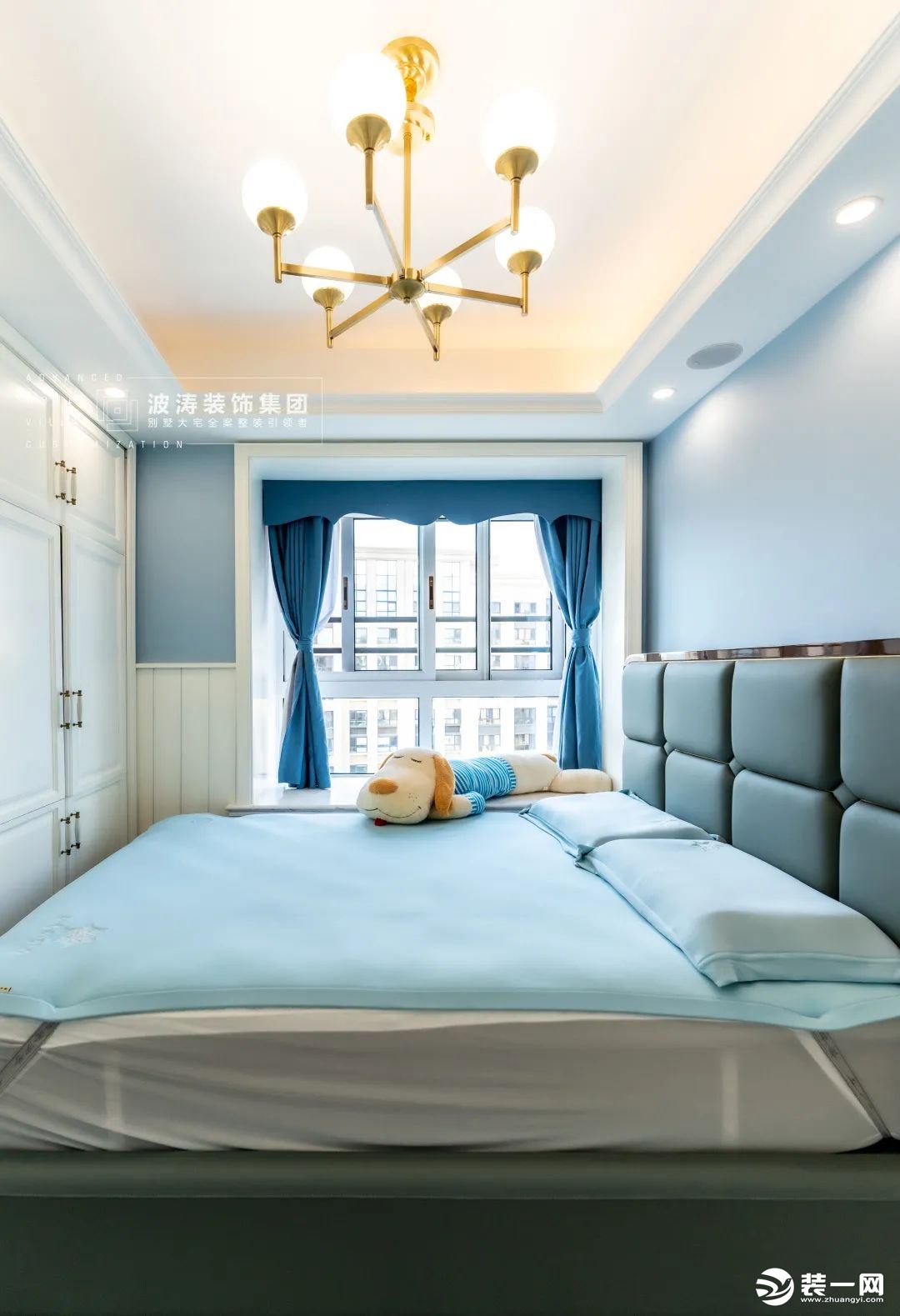 儿童房整体以淡蓝色为主色调，利用自然光线和室内装饰结合，营造温馨宁静的氛围。简洁线条增添了美式风格自