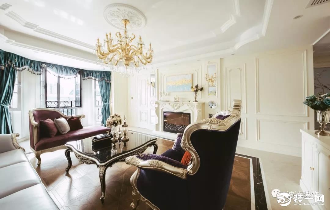 客厅吊顶及墙面的大量欧式石膏线装饰表现法式宫廷风格