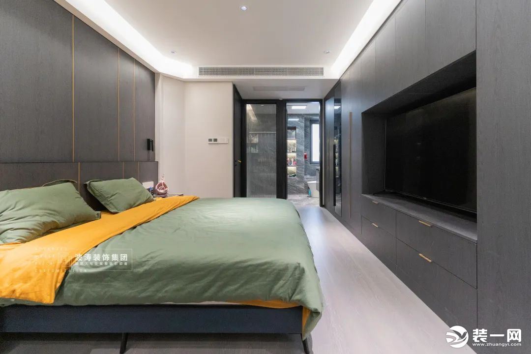 亮黄色搭配橄榄绿的床饰，增强空间的明亮度且赋予空间时髦感，