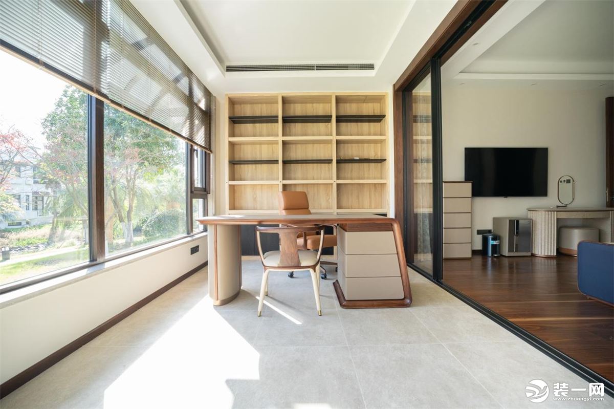 书房的设计偏现代风，设计感书桌+木质书架，勾勒流畅线条，营造视觉平衡感。