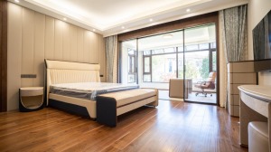 为提高家居体验，将卧室做了套房的设计，办公+休憩区域做了合并，优化生活动线，提高舒适度。