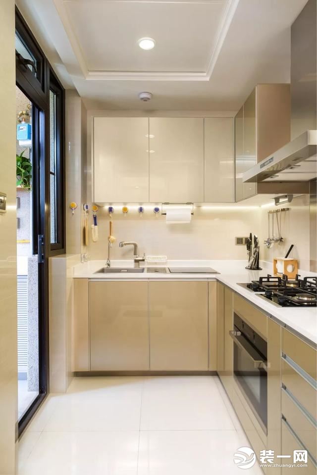 小厨房：T型小厨房，简洁又干净。多功能的收纳，锅碗瓢盆，茶米油盐，都收到橱柜上，让厨房更干净宽阔
