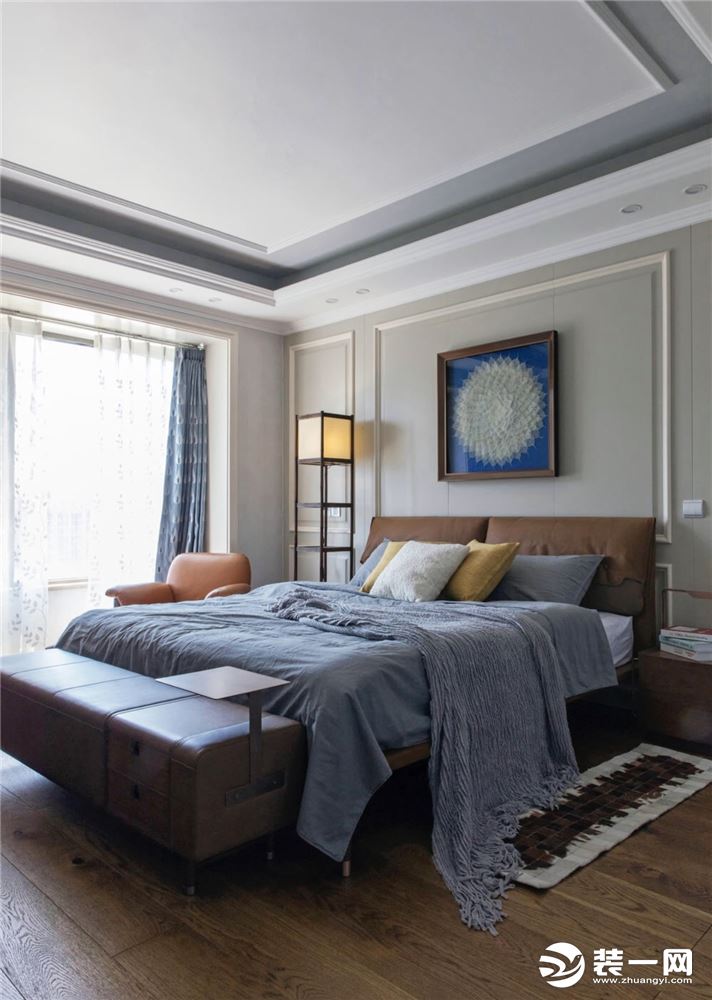 不管是质感还是色调和实用性，卧室整体都偏向柔和。