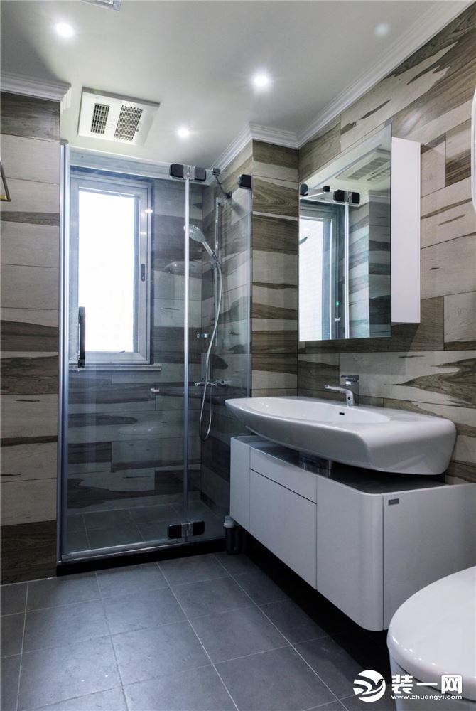 卫生间使用仿木纹瓷砖，这样的效果十分自然，别具一格。