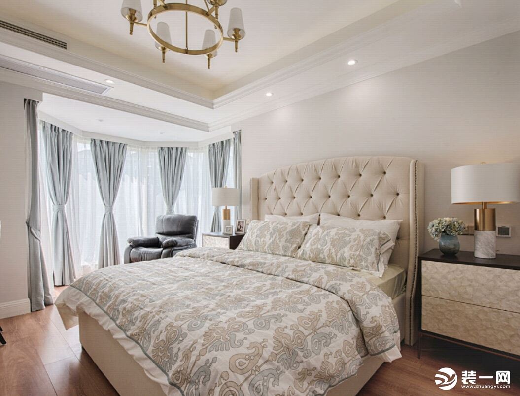 卧室保留了足够的活动空间，整个空间显得大气舒适彰显生活品质。