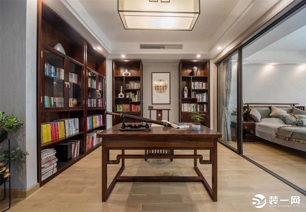 书房，使用红木色，使整体中国风、传统美这些都做的大气磅礴。