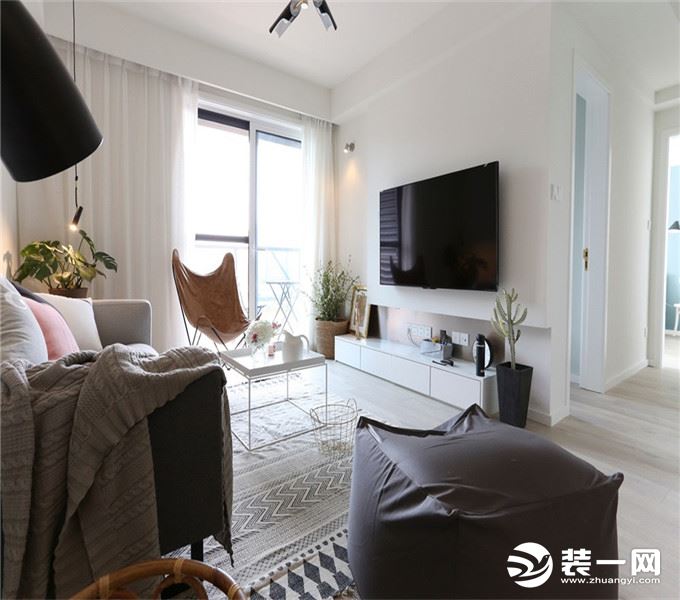 客厅，简单有质感的灰色搭配一些暖色调的装饰使整个房间干净又很温馨