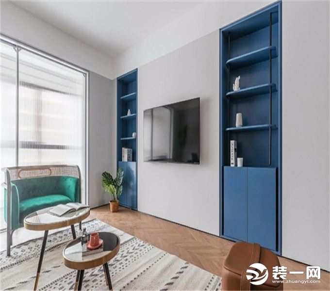 电视背景墙，蓝色装饰柜，使整体风格更加清爽干净