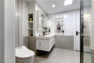 卫生间空间也比较大，做了干湿分离设计，淋浴区内嵌了柜台，方便安置洗浴品。而且还贴心的设计了坐浴器