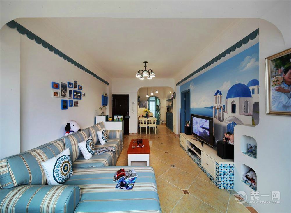 客厅   地中海风格的感觉是一种接近大海的感觉   主色调是蓝白相间  