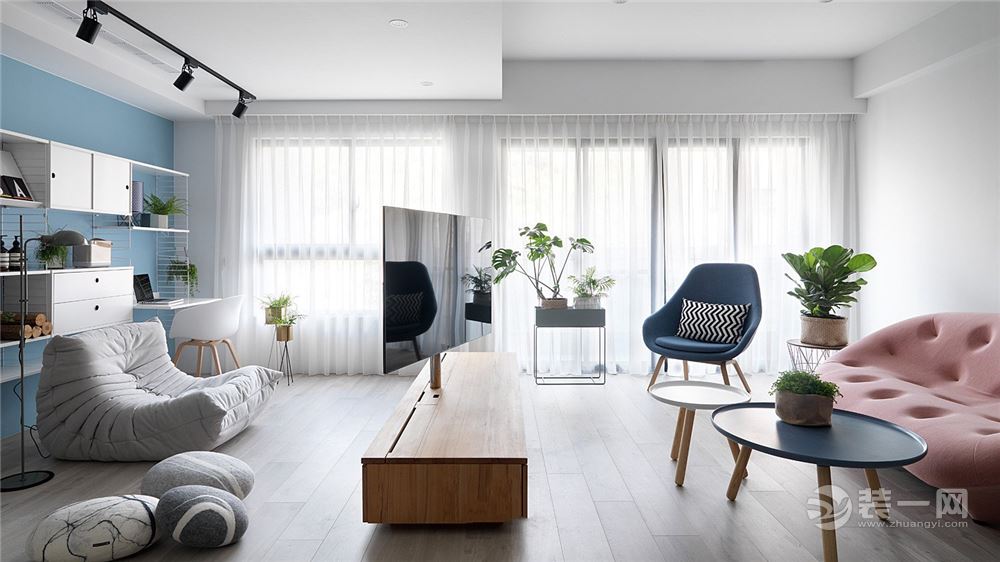 整体设计以简单大方温馨为主，粉红色灰色的沙发与周围环境相呼应，很温暖。