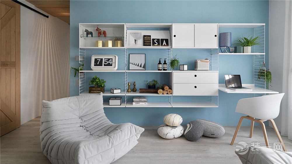 蓝色的墙，白色的书桌和椅子，打造一个属于自己的独立空间。
