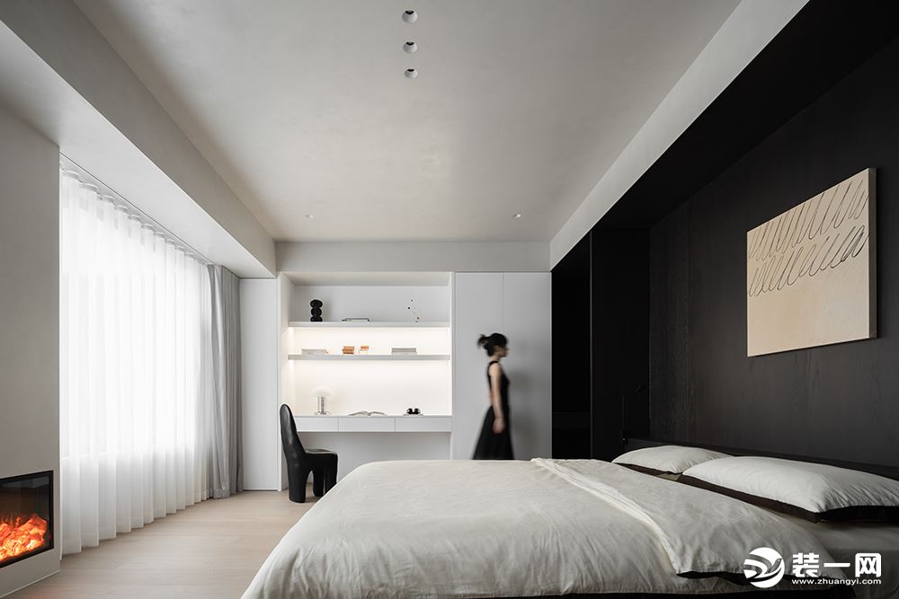 床架、床頭柜與背板統一顏色材質，凸顯個性、純粹，其自然形態猶如從空間生長出一般。