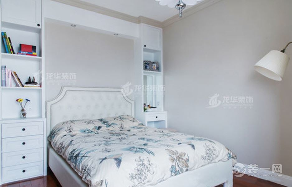 主人房用了装饰壁柜，塑造出干净利落的床头背景，打造出风格与技能兼具的寝眠空间。