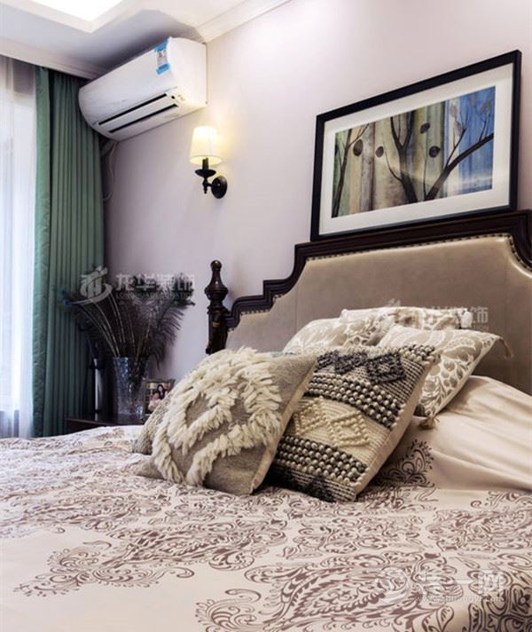 卧室延续了浓郁的美式风格，通过简约的家饰搭配，营造出质感舒适的环境。