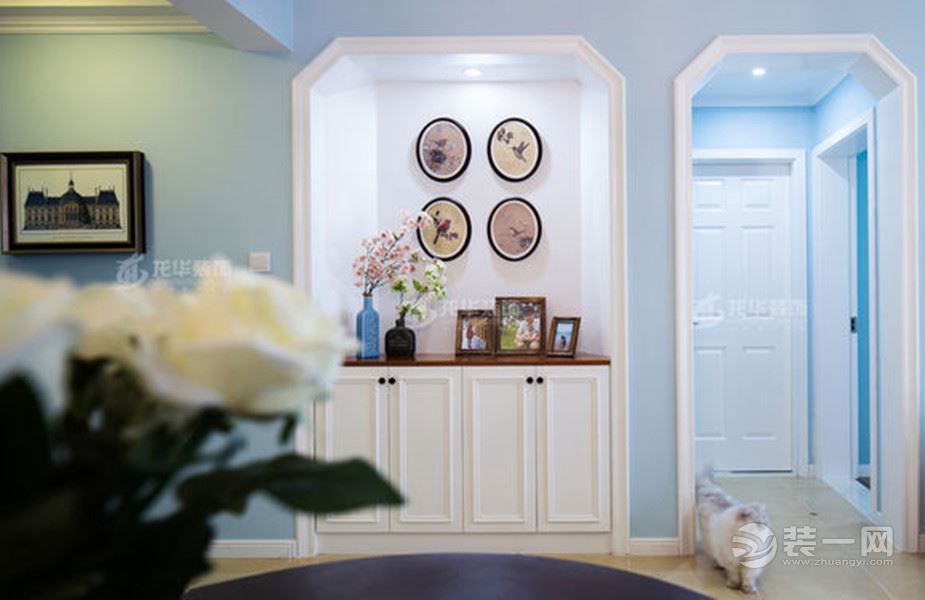 客厅装饰柜运用直线条轮廓与廊道外框虚实相映，极大地增加了空间的线条感。