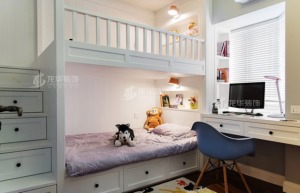 定做的双层床，为孩子营造一个温馨的空间环境。