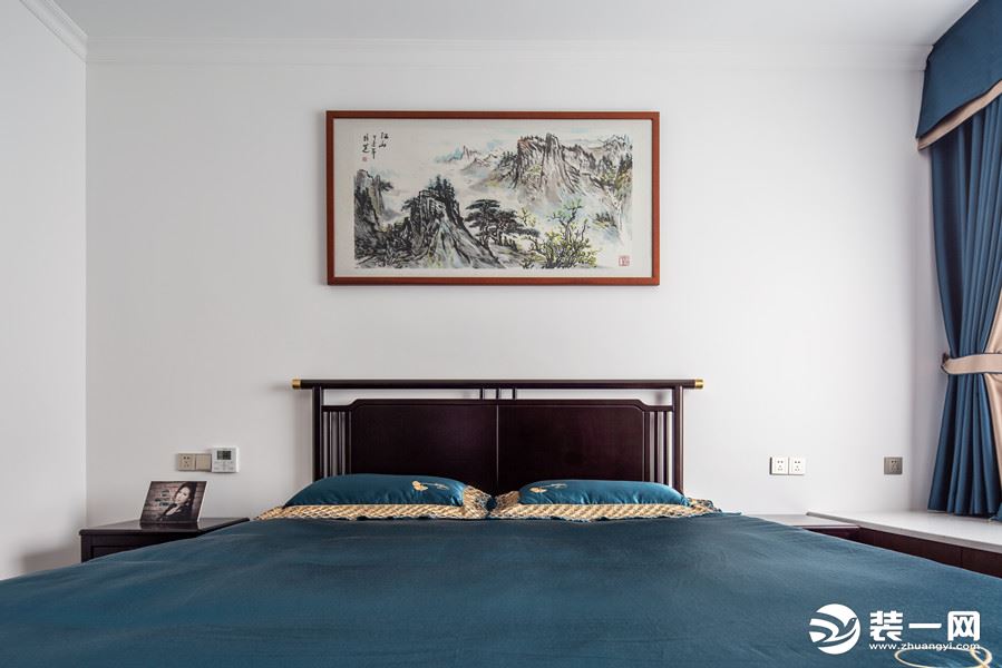 朴拙无华的卧室里，几乎无多余的装饰，床头墙上的挂画色调与靠枕、床旗与靠包呼应，带来安详的宁静感。床品