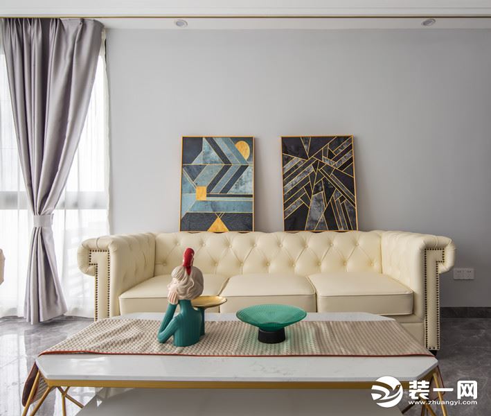 沙发背景墙以简单的纯色，配以抽象艺术的壁画，让空间不乏优雅与时尚的品格。 金色元素提亮局部，释放出轻
