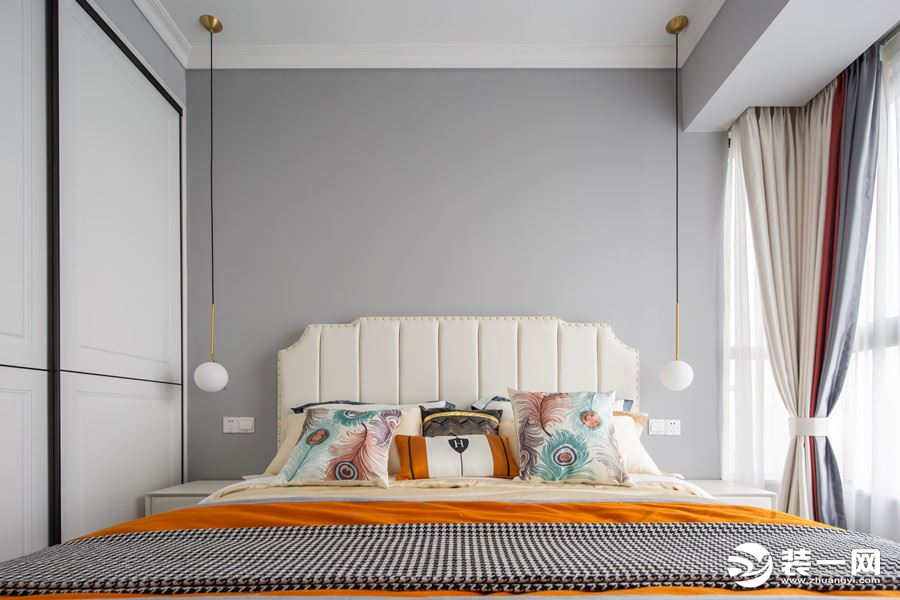 主卧，正对床的飘窗，搭配三种配色布艺窗帘，让美好的生活在每一个清晨日暮中被唤醒。 白色调的床与床头柜