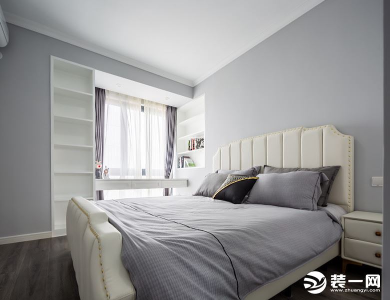 次卧，白色的床头搭配背景墙灰色简单而不乏味。 一整排定制柜的设计，让生活更加井然有序，轻松舒适。窗户