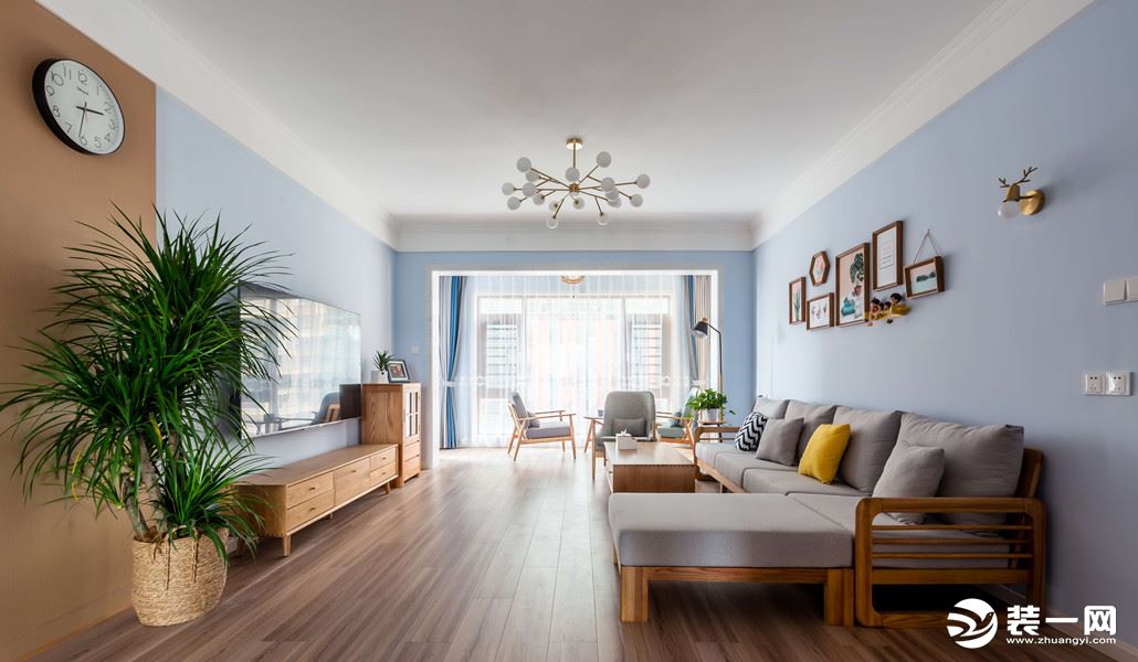淡蓝色的背景墙搭配这木质的地板，清新，干净就是客厅给人的第一感觉
