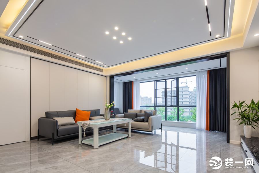 现代优雅的灰色布艺沙发，石材与金属质感结合的方茶几，在布置绿植与装饰品，让客厅显得更加高级精致。